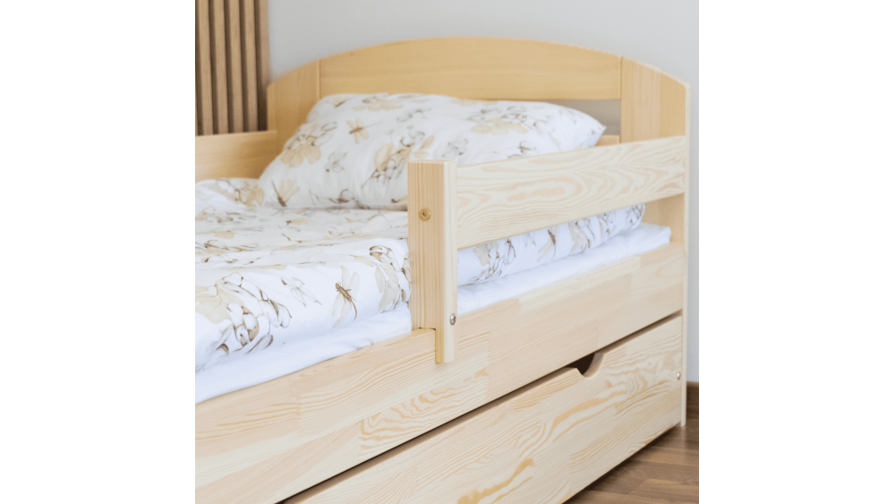 Łóżko dziecięce Kami Plus sosna – zbliżenie na barierkę