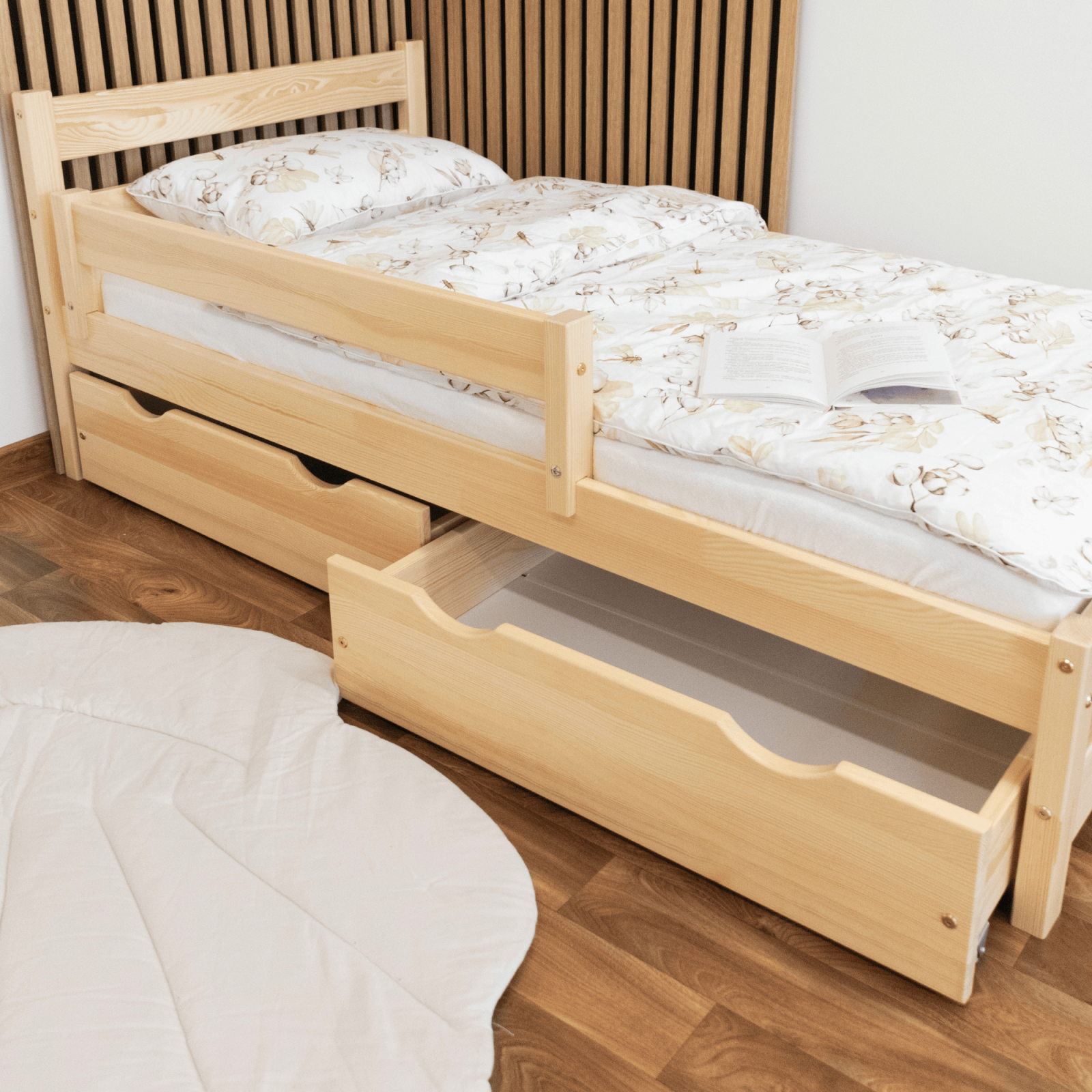 Łóżko drewniane pojedyncze...