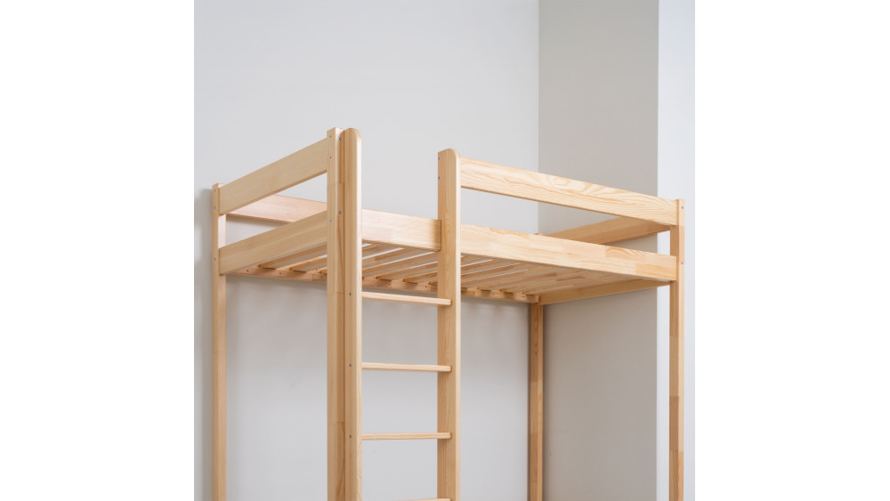 Łóżko antresola 160 cm sosna – zbliżenie na górną część drabinki wejściowej