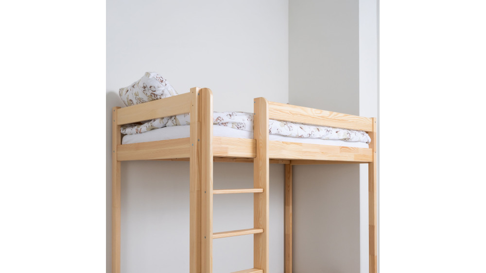 Łóżko antresola 160 cm sosna – widok na górne spanie z pościelą