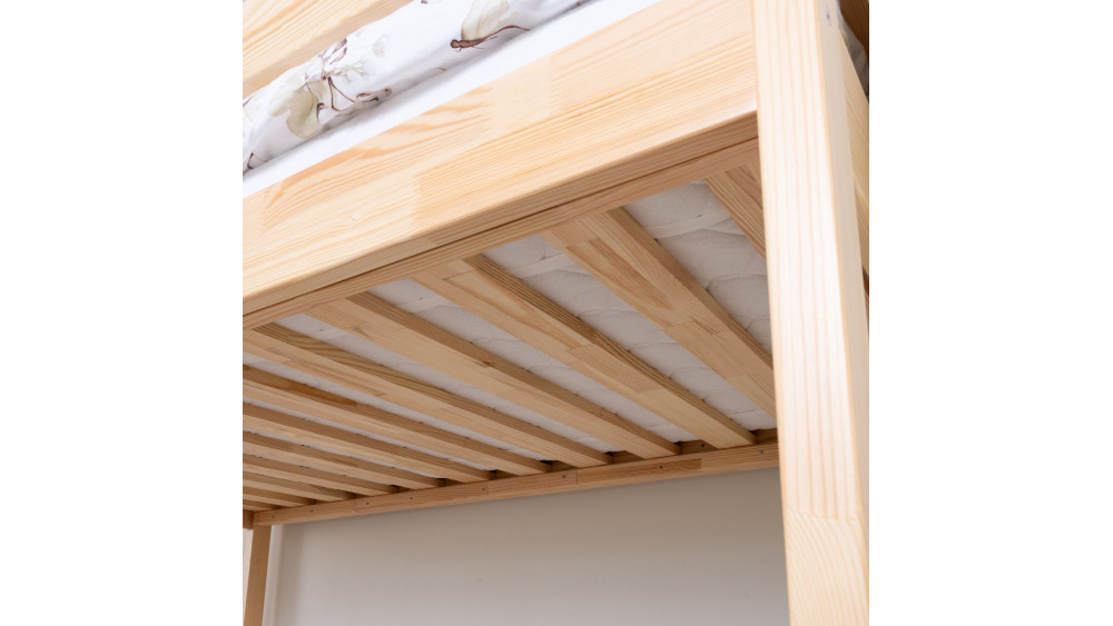 Łóżko antresola 160 cm sosna – widok od dołu na drewniane listwy stelaża