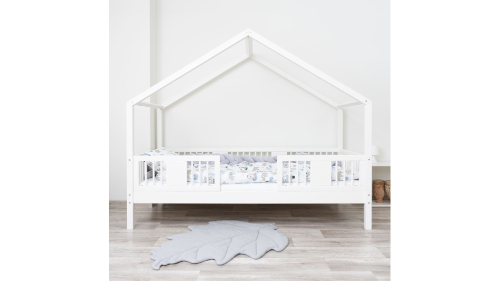 białe łóżko domek drewno lakierowane w jasnym pokoju