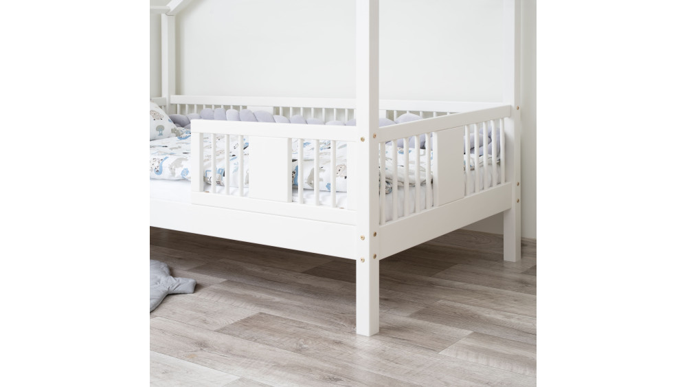 Białe łóżko domek LUNA SHORT noga 20, widok na front i bezpieczne barierki z okrągłymi szczebelkami