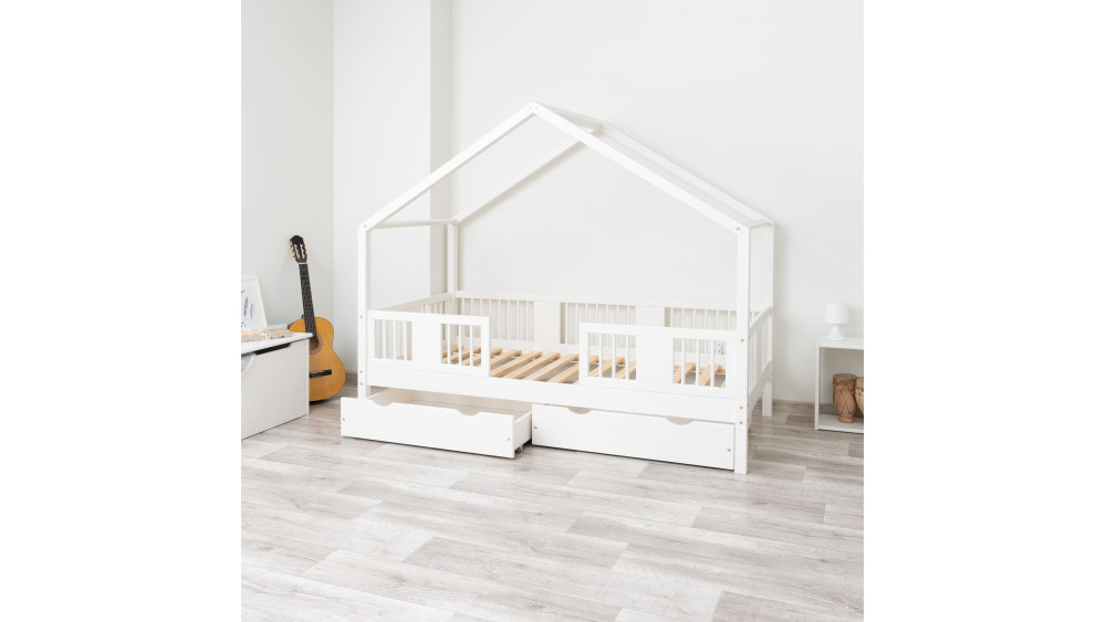 Białe łóżko dziecięce LUNA SHORT noga 20, ustawienie w pokoju, widok pod kątem