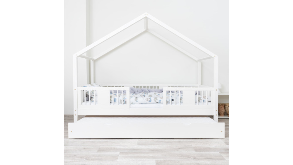 Białe łóżko domek LUNA SHORT noga 20, widok z boku z otwartą szufladą na pościel