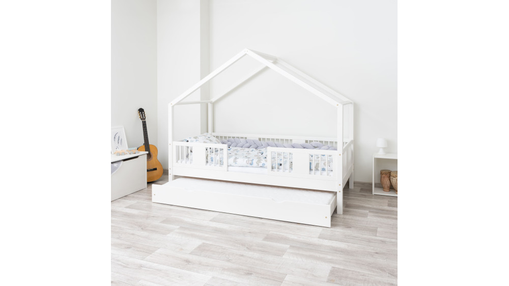 Białe łóżko domek LUNA SHORT noga 20, widok z boku z otwartą szufladą na pościel