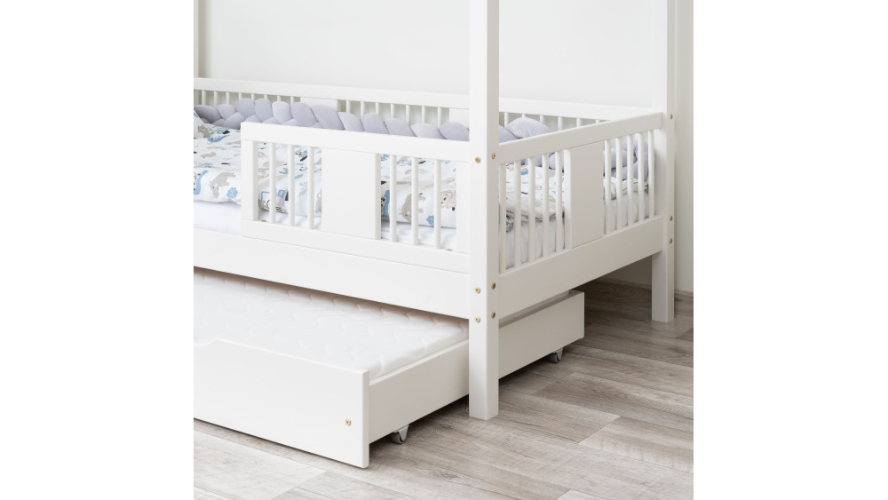 Zbliżenie na bok białego łóżka LUNA SHORT, noga 20 cm i solidna barierka ochronna