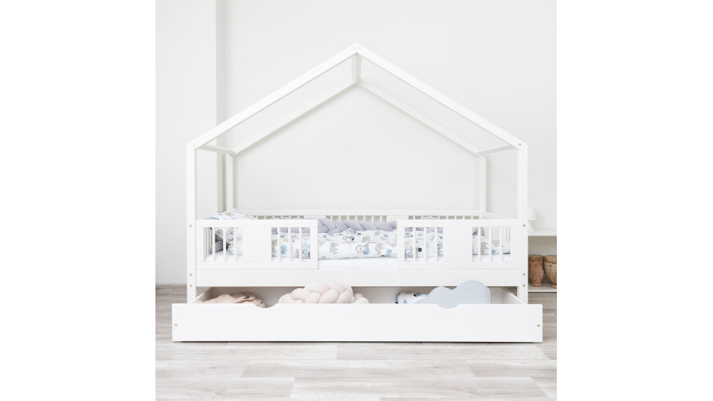 Perspektywa białego łóżka domek LUNA SHORT na nodze 20 cm w jasnym pokoju dziecięcym z otwartą szufladą pojedynczą