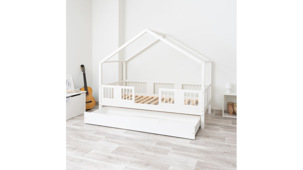 Zbliżenie na bezpieczne, okrągłe szczebelki z naturalnego drewna sosnowego w barierce łóżka domku LUNA SHORT