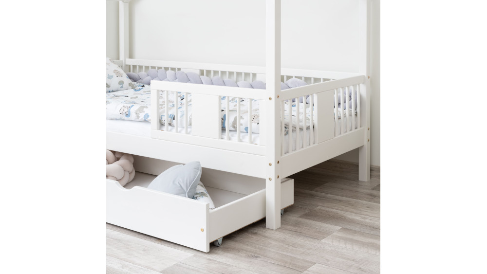 Drewniane łóżko domek LUNA SHORT na nóżkach 20 cm w stylu skandynawskim, widok na barierkę i wejście do łóżka.