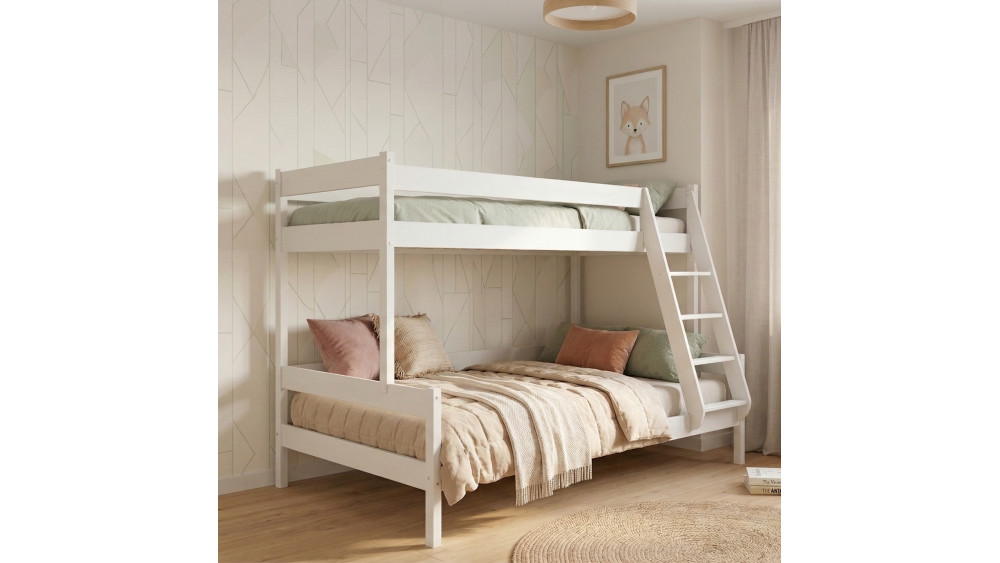 Łóżko piętrowe Familijne białe – widok na bryłę łóżka z boku w aranżacji