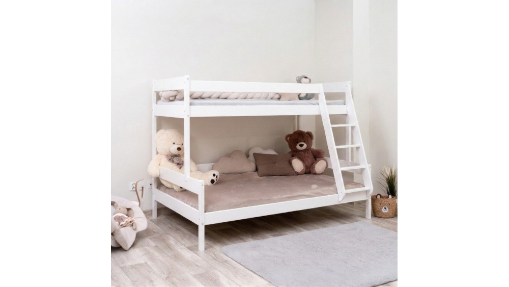 Łóżko piętrowe Familijne białe w przytulnym pokoju z dekoracjami i misiem