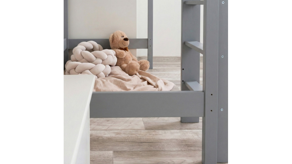 Łóżko drewniane Antresola wysokość 180 cm szare – detal barierki i drabinki