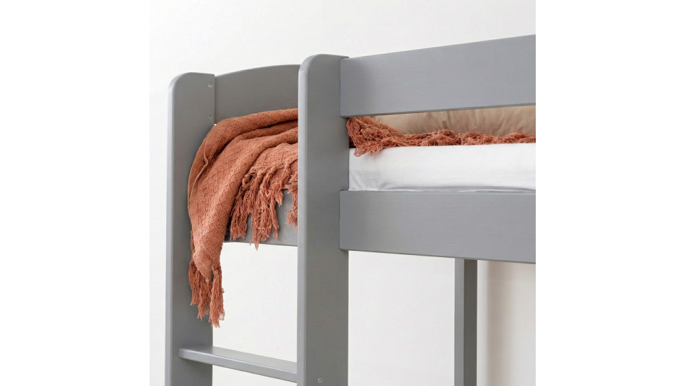 Łóżko antresola z łukiem 160 cm szare – zbliżenie na barierkę i pościel