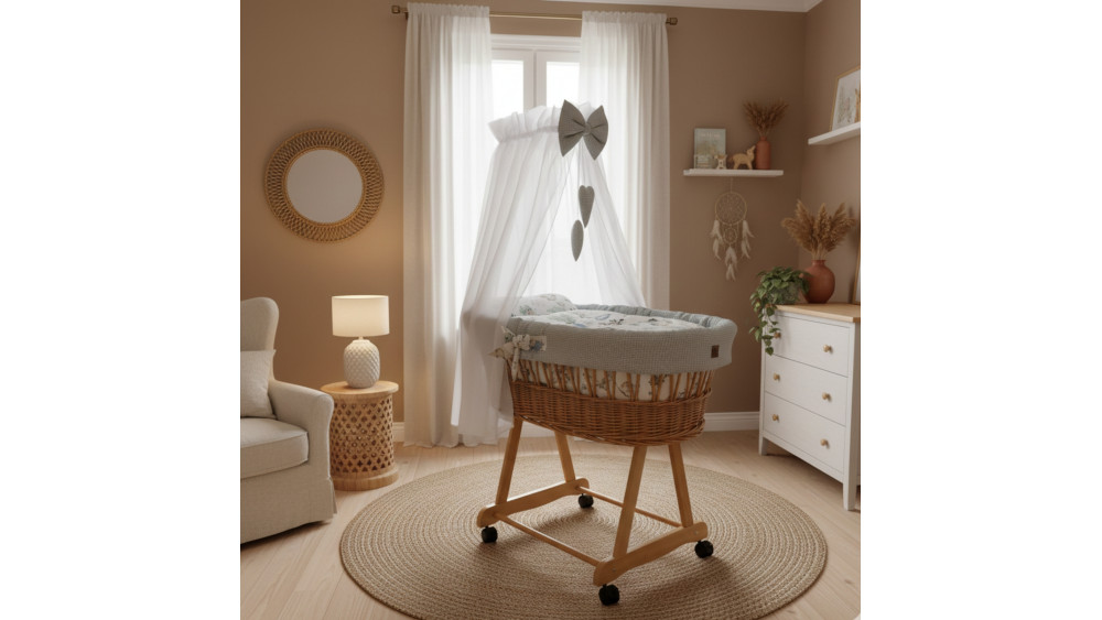 Kosz Mojżesza z baldachimem na rolkach szary w aranżacji z fotelem