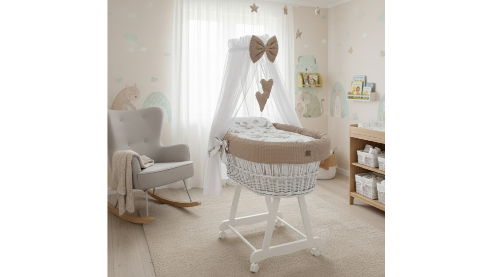 Kosz Mojżesza z baldachimem biały na białym stelażu w pokoju dziecka