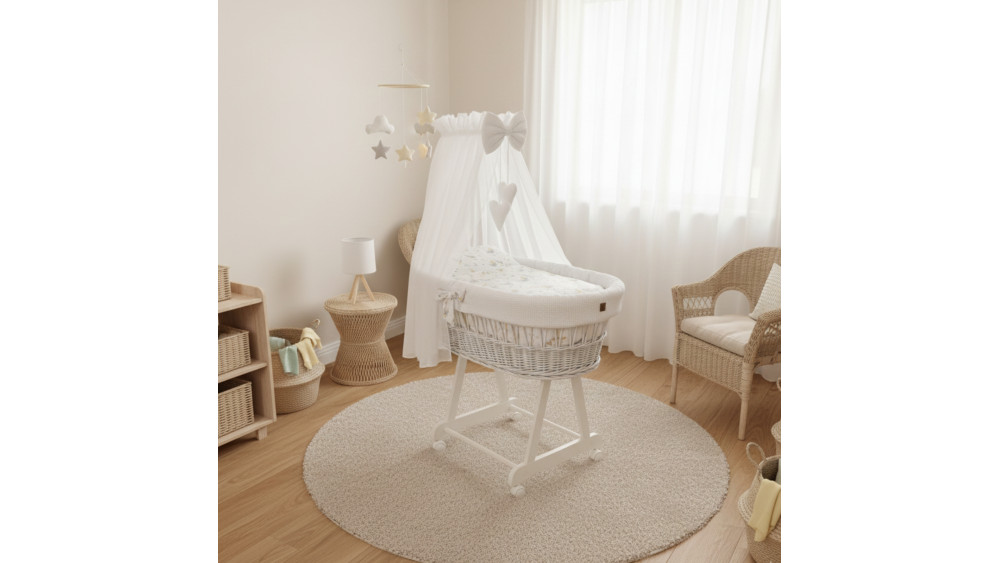 Kosz Mojżesza z baldachimem na rolkach biały – widok w nasłonecznionym pokoju