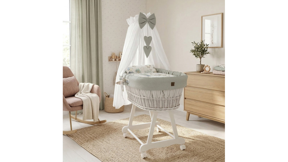 Kosz Mojżesza z baldachimem na rolkach szary w przykładowej aranżacji