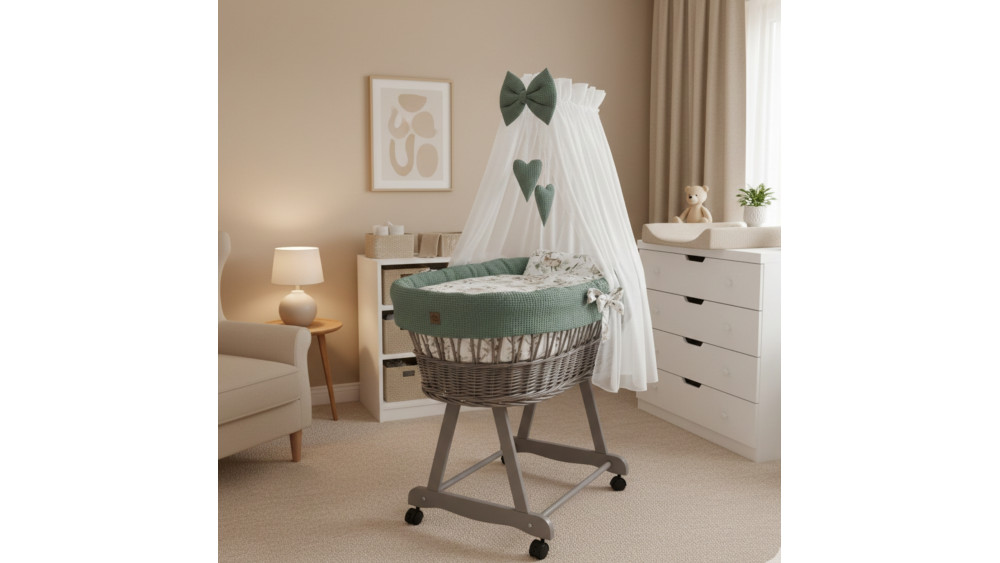 Kosz Mojżesza z baldachimem na rolkach zielony w pokoju dziecka