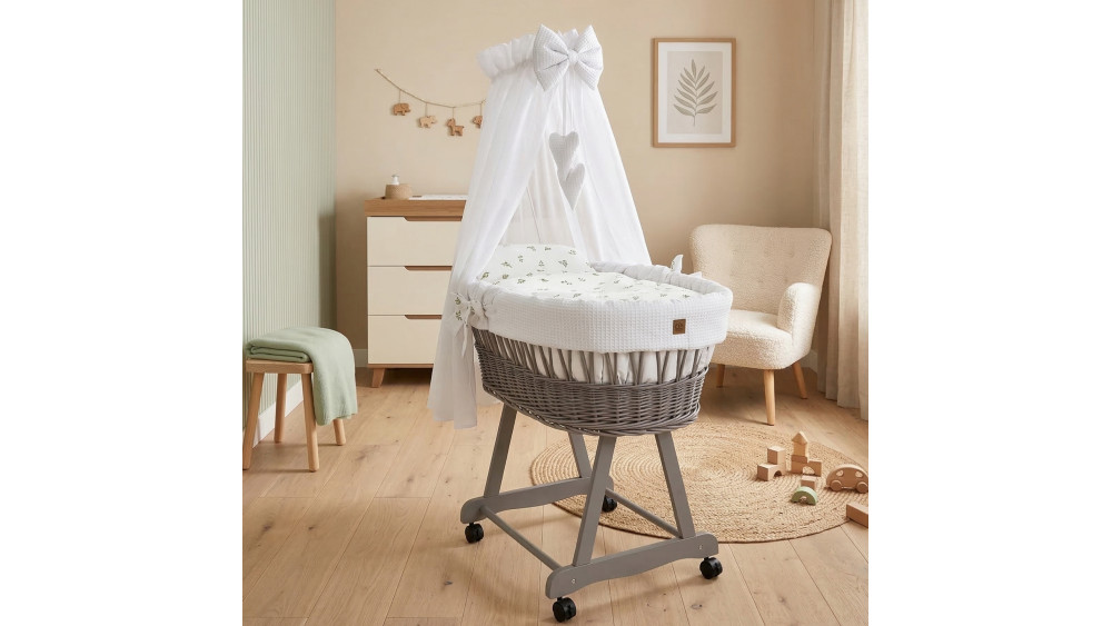 Kosz Mojżesza z baldachimem na rolkach biały w aranżacji pokoju dziecięcego
