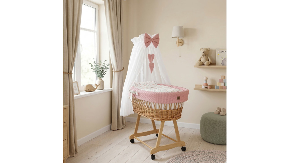 Kosz Mojżesza z baldachimem na rolkach różowy w jasnej aranżacji pokoju