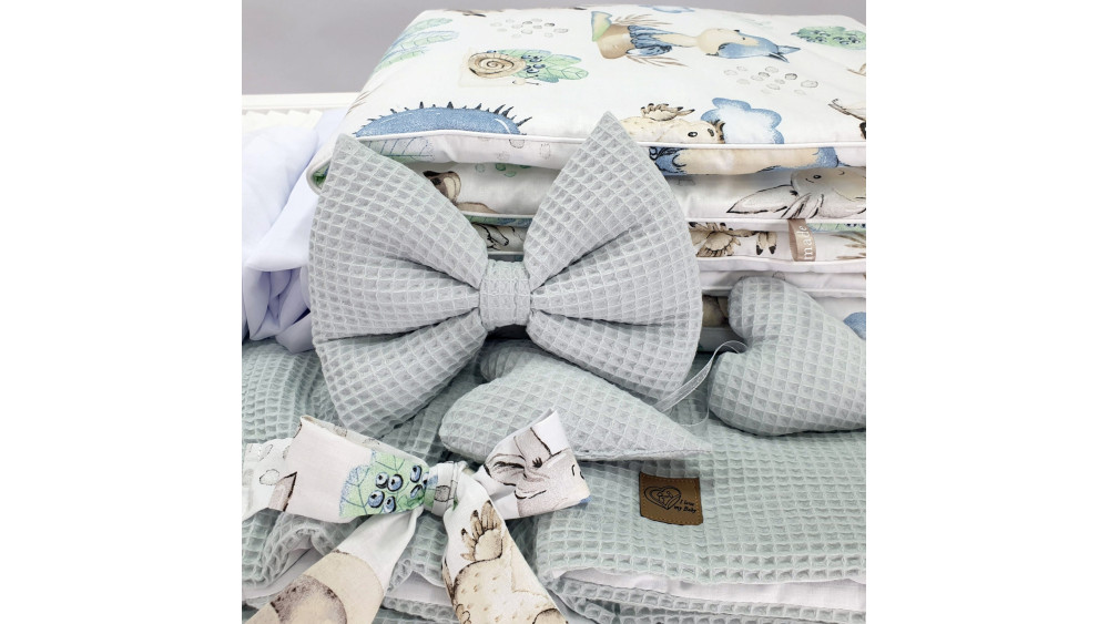 Kosz Mojżesza detal pościeli w leśne zwierzęta z szarą kokardą