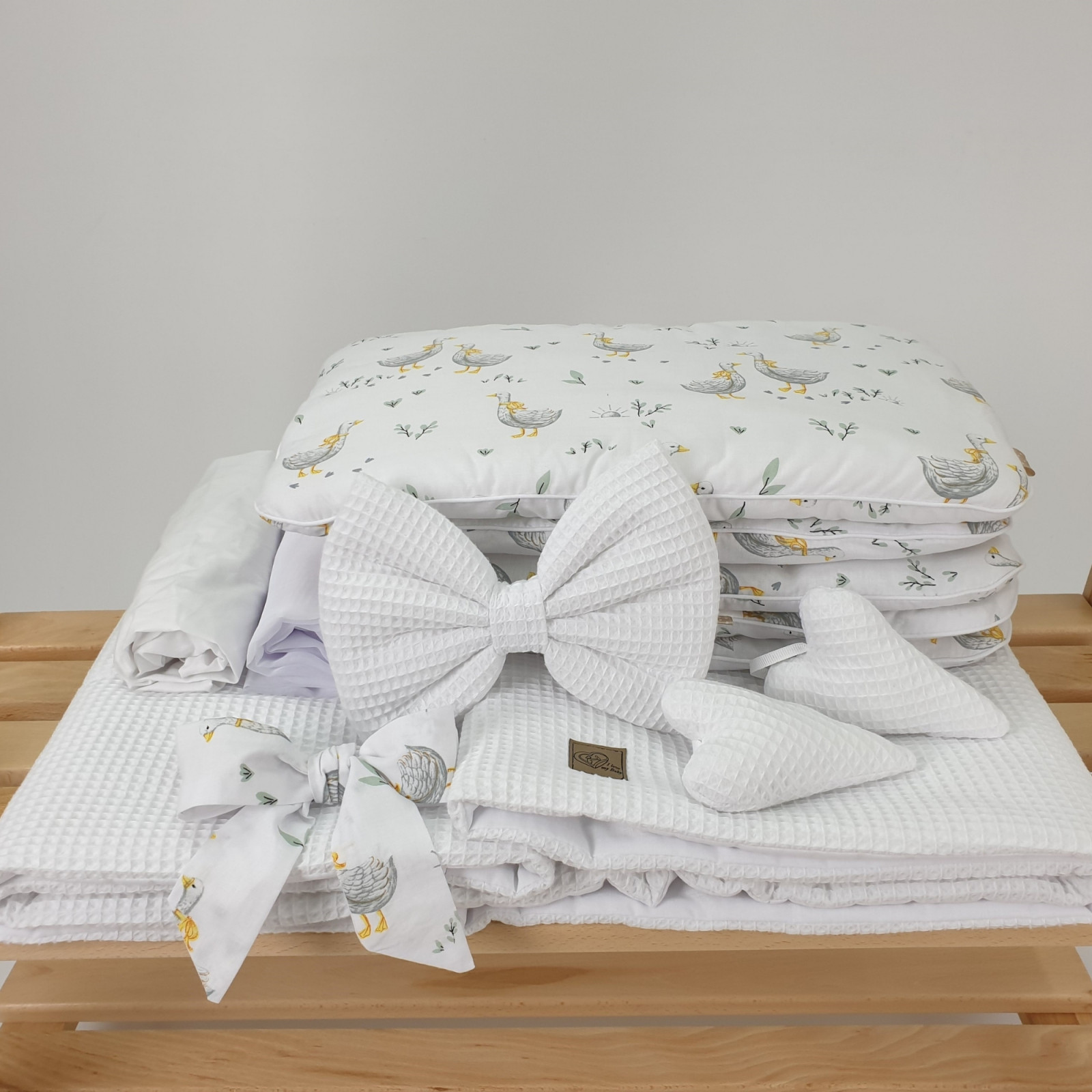 Kosz Mojżesza detal pościeli wzór kwiatowy z białą kokardą