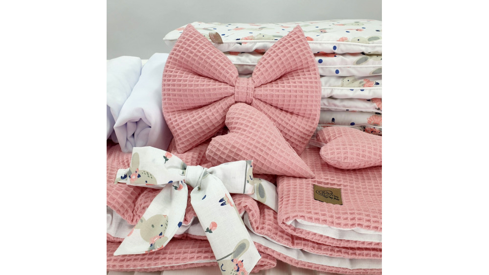 Kosz Mojżesza detal pościeli różowy wafel z różową kokardą