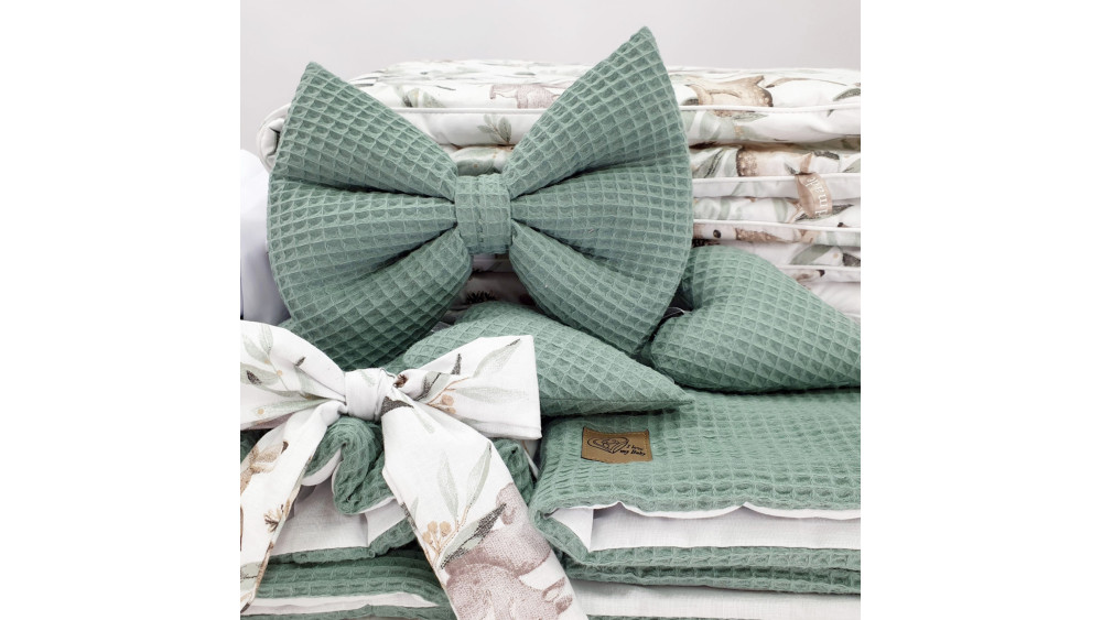 Kosz Mojżesza detal pościeli zielony wafel z zieloną kokardą