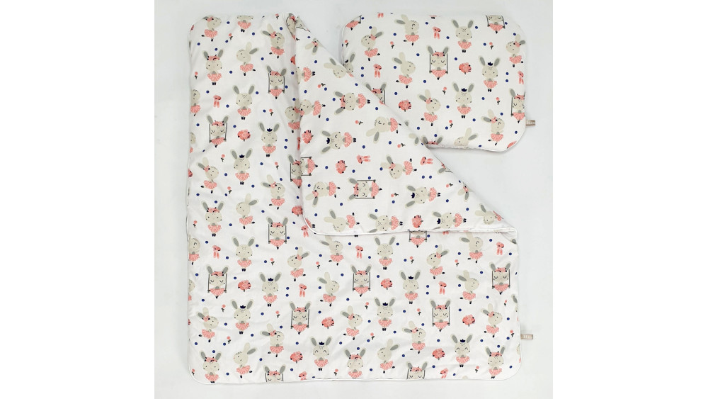 Pościel do Kosza Mojżesza wzór sarenki i kwiaty – widok z góry