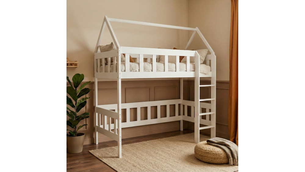 Łóżko pojedyncze drewniane antresola Chwat naturalne w pokoju dziecięcym – widok pod kątem