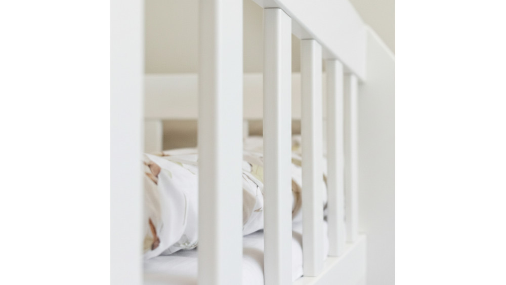 Łóżko pojedyncze drewniane antresola Chwat białe – detal szczebelków