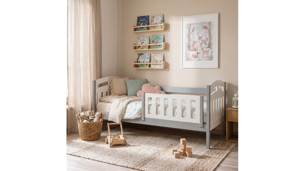 Łóżko dziecięce Zuzia Duo sosna-szary w pokoju dziecięcym, widok  boczny