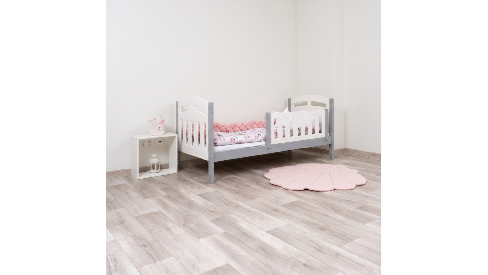 Łóżko dziecięce Zuzia Duo sosna-szary w pokoju dziecięcym