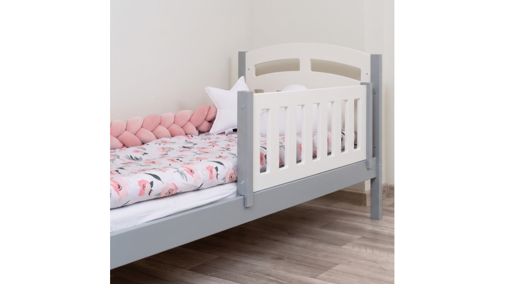 Łóżko dziecięce Zuzia Duo sosna-szary – detal białej barierki ochronnej i zagłówka