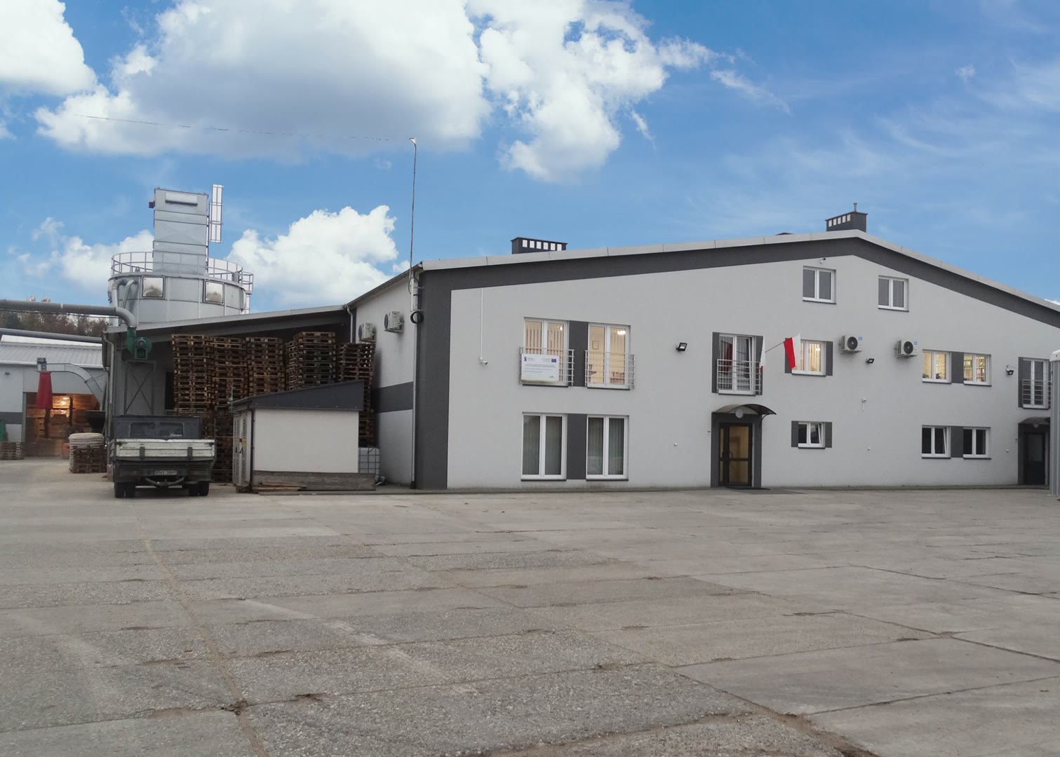 Obróbka drewna sosnowego w zakładzie stolarskim Meble Wróbel