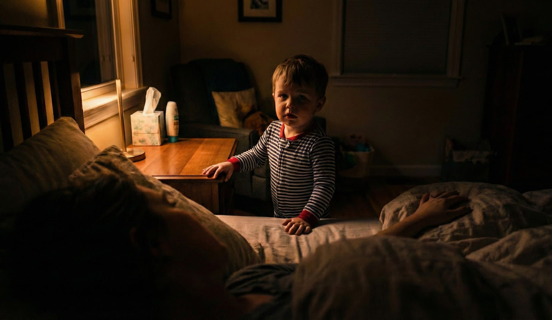 Dziecko budzące się w nocy w pokoju, scena ilustrująca lęk nocny i potrzebę poczucia bezpieczeństwa