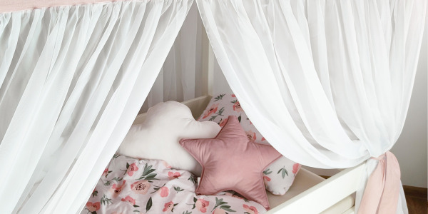 Jakie dodatki wybrać do pierwszego łóżka? Pościel, podkłady, poduszki, baldachimy