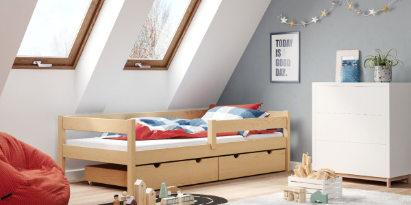 Łóżko pod oknem czy przy ścianie? Jak zaplanować zdrowy sen w małym pokoju