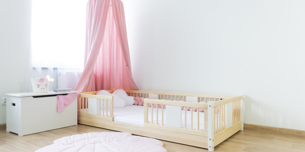 Łóżka drewniane dla dzieci w małym pomieszczeniu