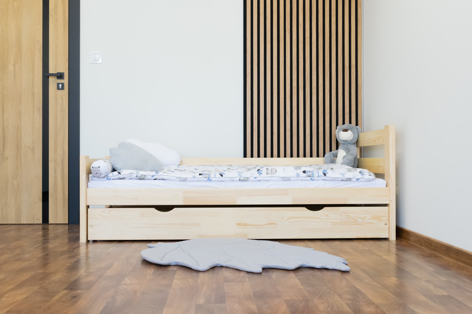 Szuflada pod łóżkiem. Jak jeden mebel ratuje mały pokój przed chaosem?