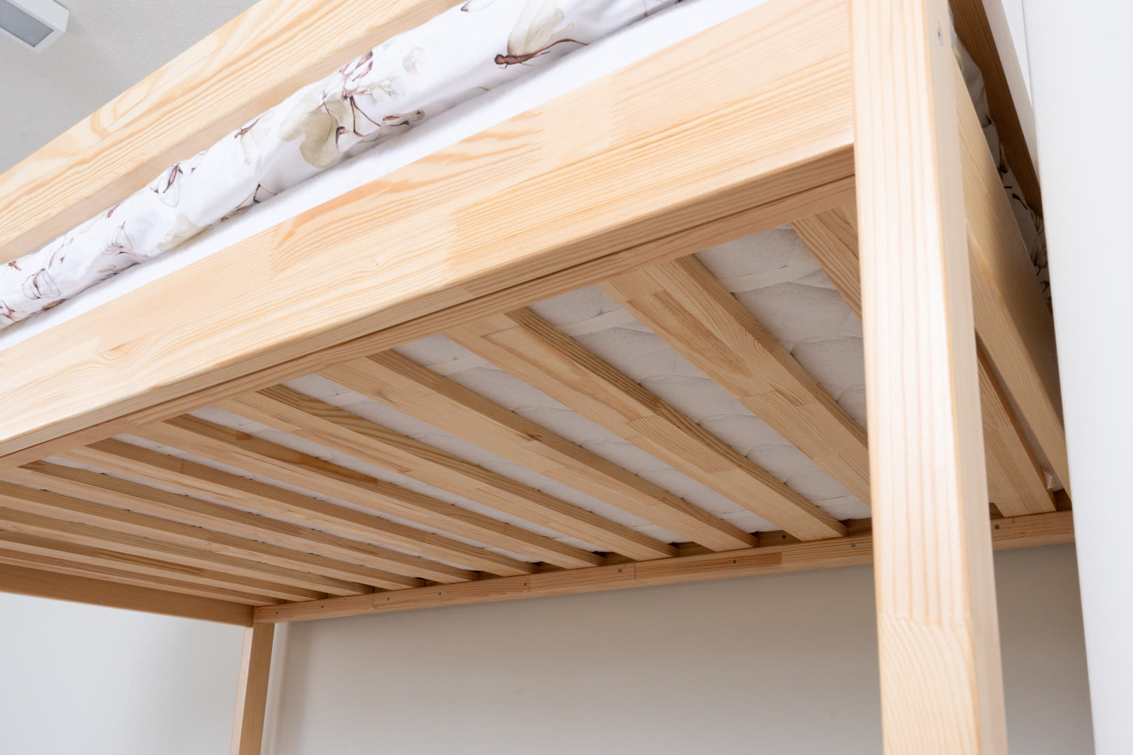 Wysokie pokoje a antresola – kiedy to najlepsze rozwiązanie?