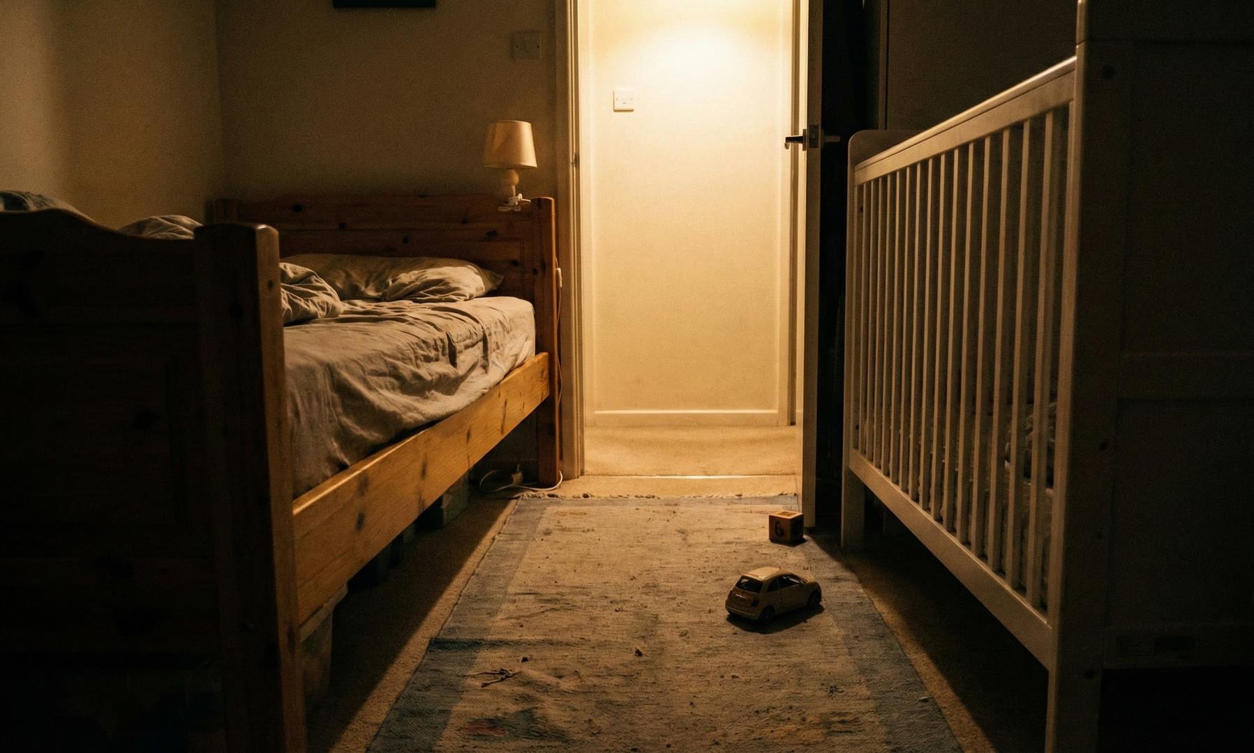 Jedno dziecko śpi w łóżku, drugie w łóżeczku – jak zorganizować bezpieczną wspólną przestrzeń?