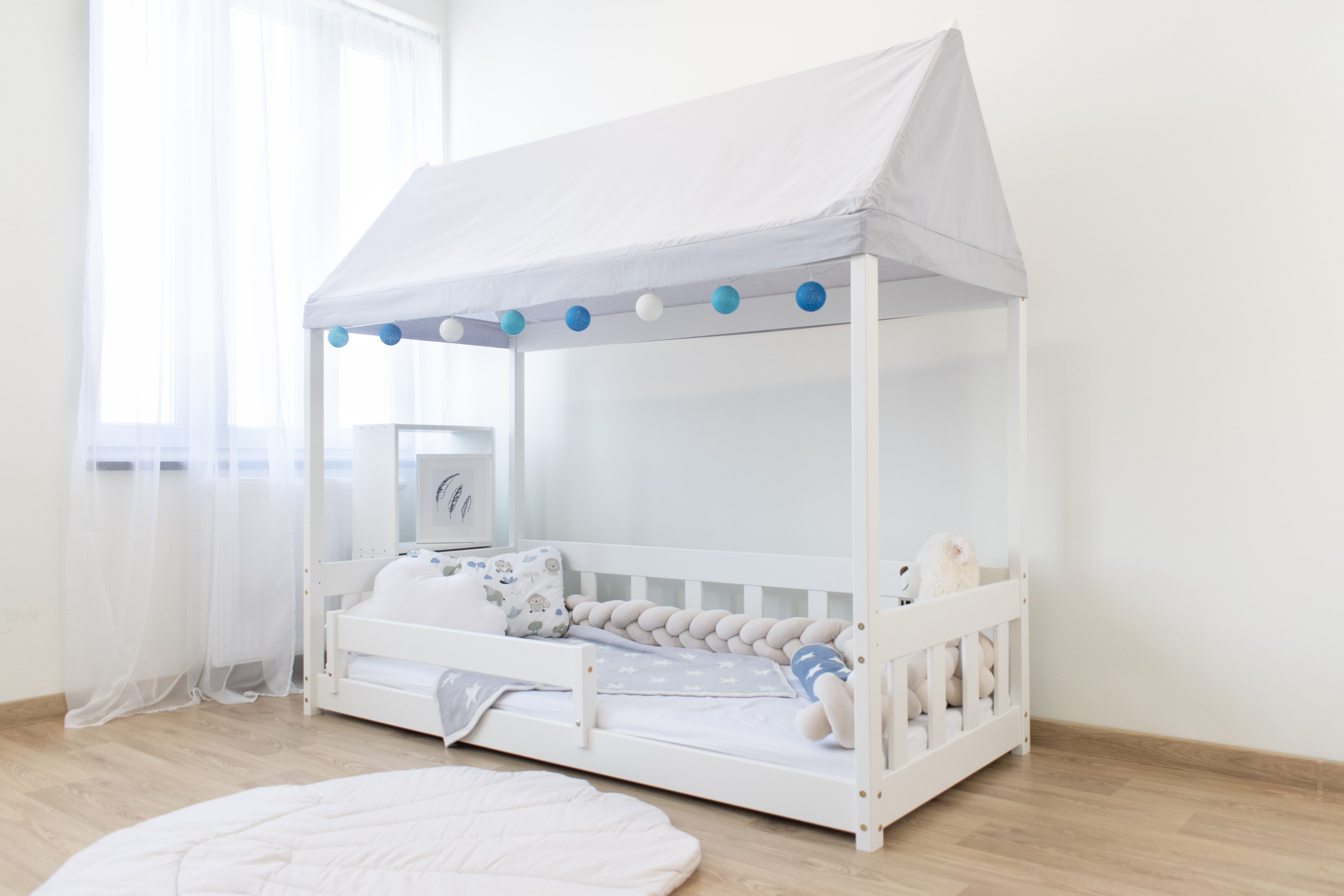 Łóżko domek jako element aranżacji pokoju dziecka