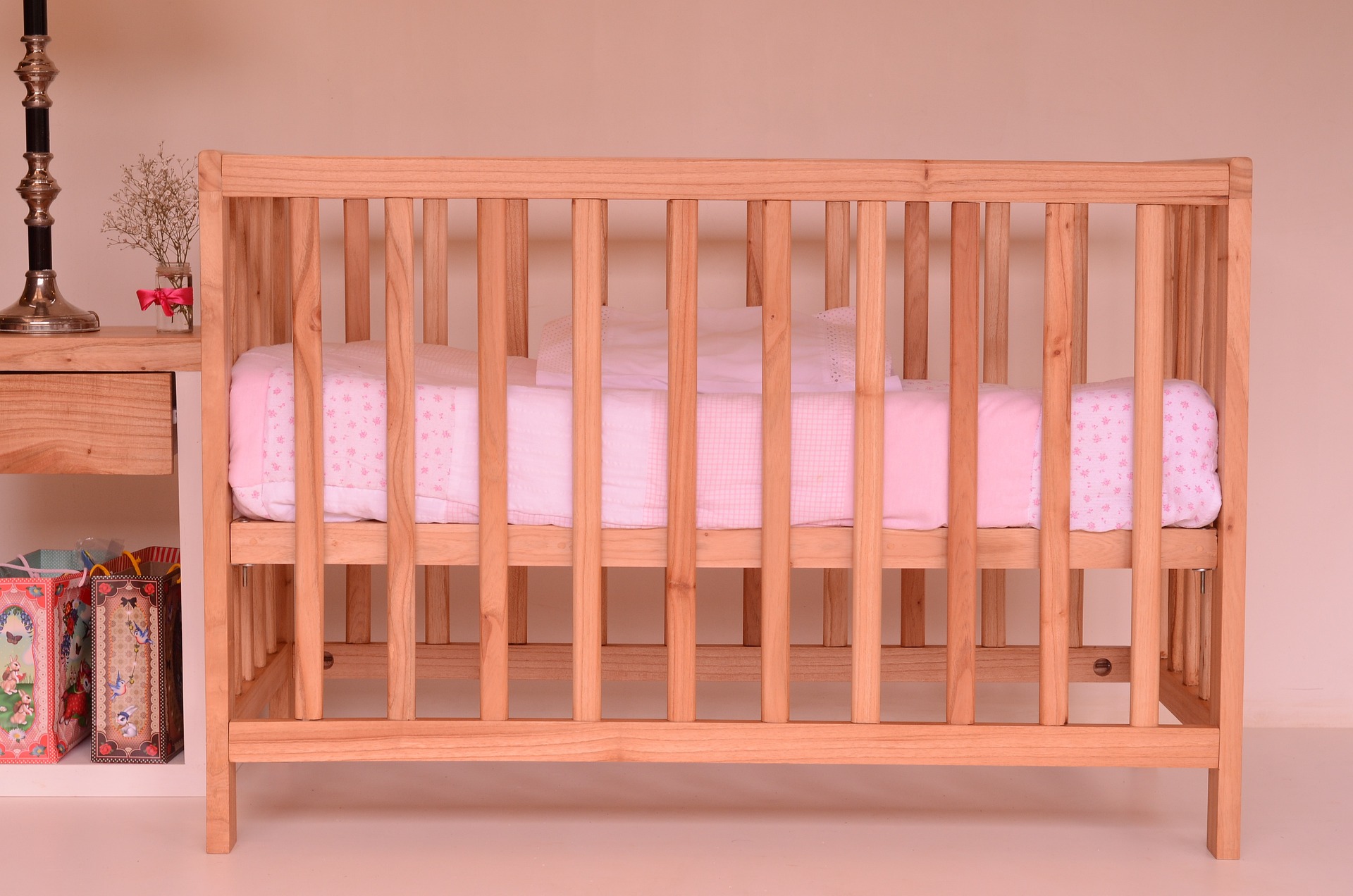 Łóżka dziecięce z barierką – postaw na funkcjonalność i bezpieczeństwo