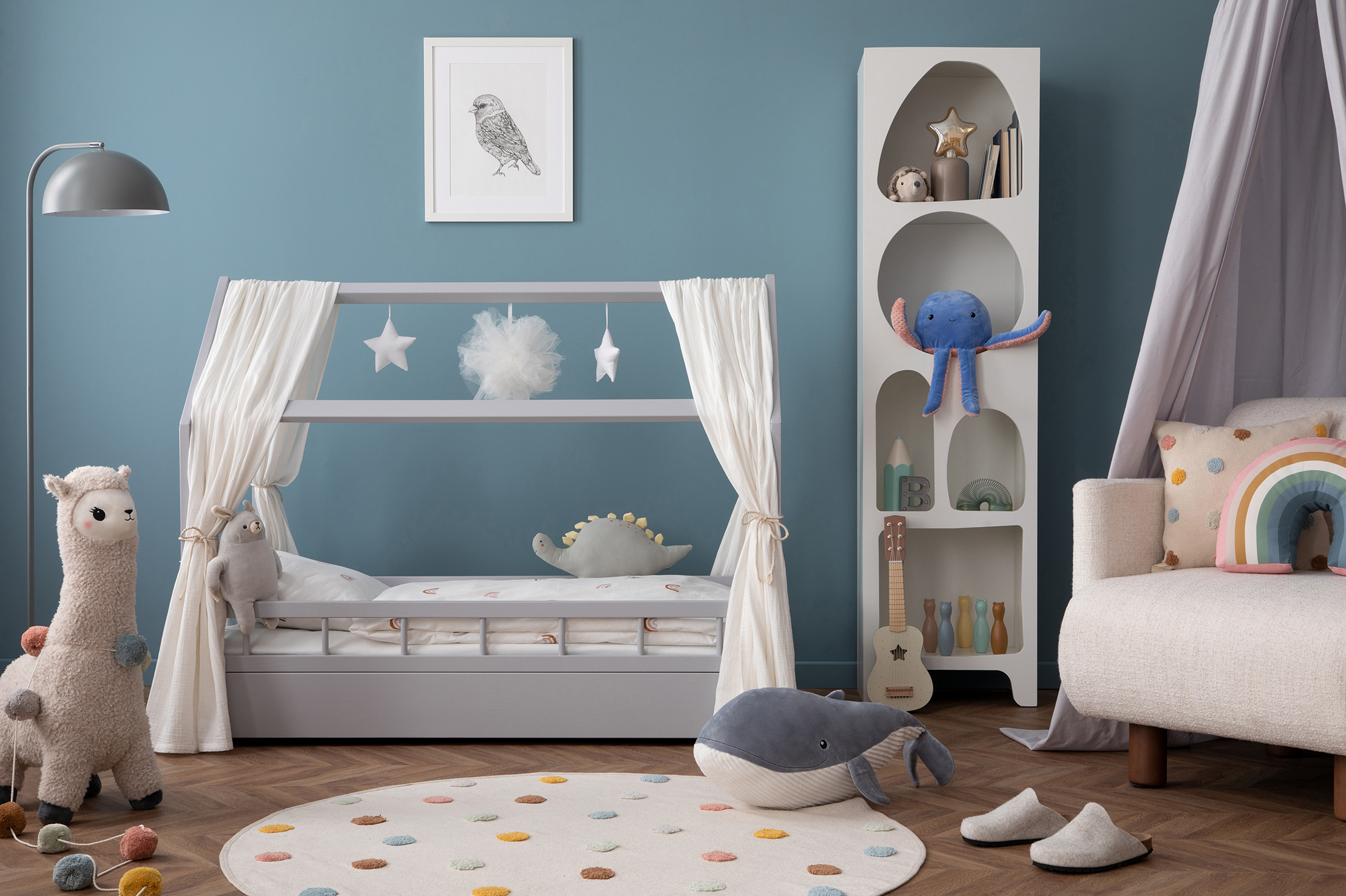 Łóżko domek jako element aranżacji pokoju dziecka